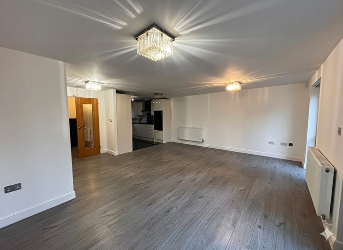 4 Bedroom Semi Detached House To Rent In Woodside Grange Road, London, N12