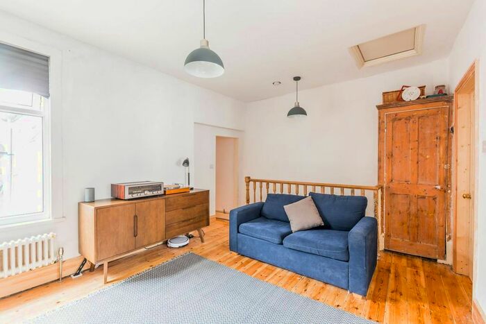 2 Bedroom Flat For Sale In Cheshunt Road, Forest Gate, London, E7