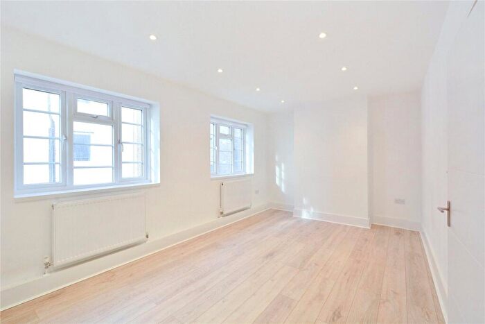 3 Bedroom Flat To Rent In Devon House, - Upper Street, N1