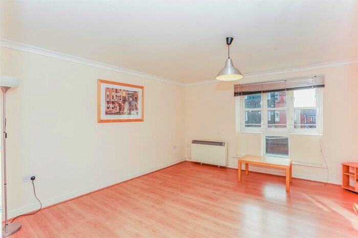 2 Bedroom Flat To Rent In White Willow Close, Ashford, TN24