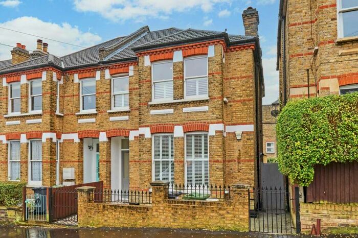 3 Bedroom Flat To Rent In Dodbrooke Road, London, SE27