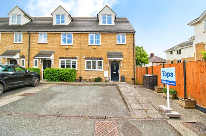 3 Bedroom End Of Terrace House For Sale In Moss Lane, Romford, RM1