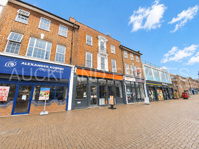 4 Bedroom Apartment To Rent In Darkes Lane, Potters Bar, EN6