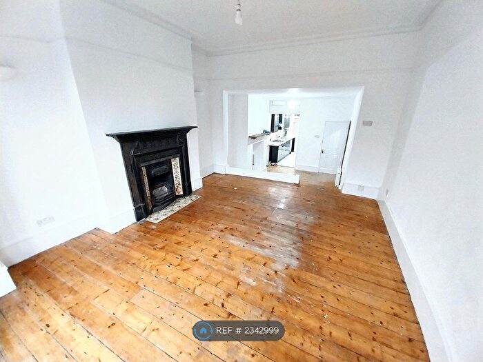 2 Bedroom Flat To Rent In East Bank, London, N16