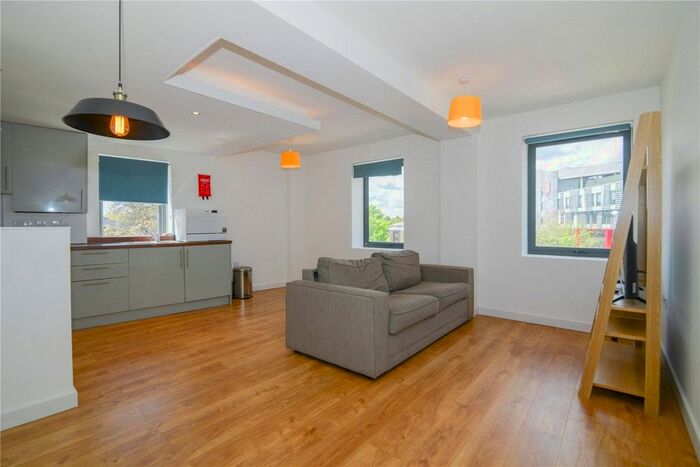 1 Bedroom Flat To Rent In Q House, - Kew Bridge Road, TW8