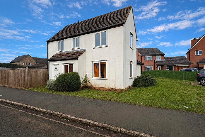 3 Bedroom Property To Rent In Foxcroft Drive, Carterton, OX18