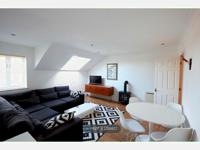 2 Bedroom Flat To Rent In Tall Trees, Manchester, M20