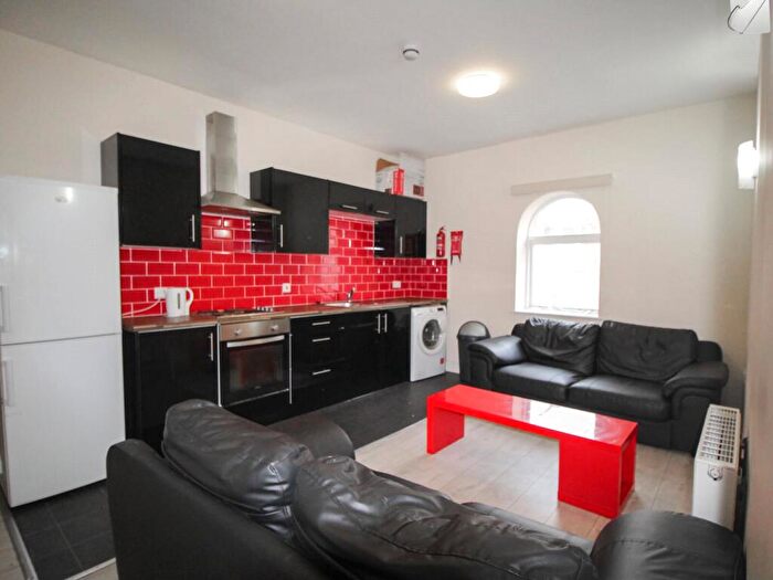 3 Bedroom Apartment To Rent In Apt, Clarendon Road #, LS2