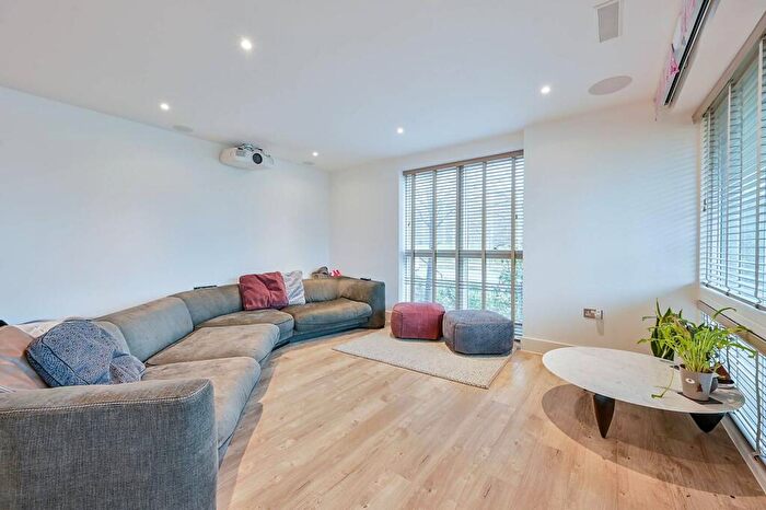 2 Bedroom Flat To Rent In Lakeside Drive, Park Royal, London, NW10