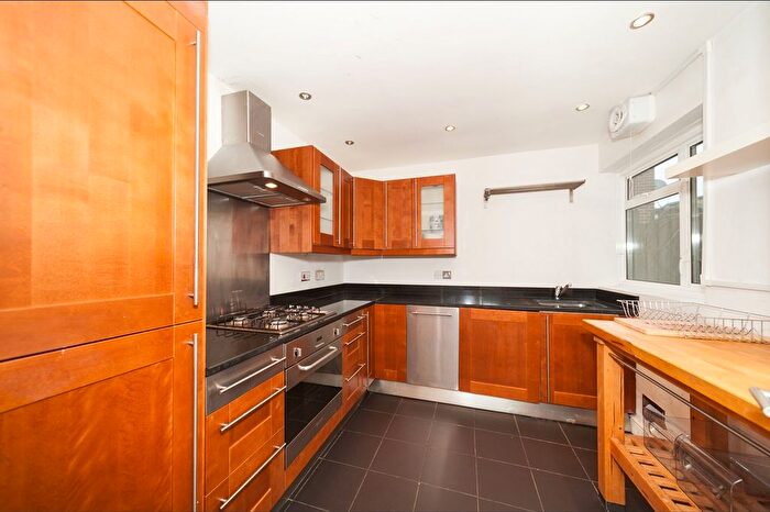 3 Bedroom Flat To Rent In Clarence Avenue, London, SW4