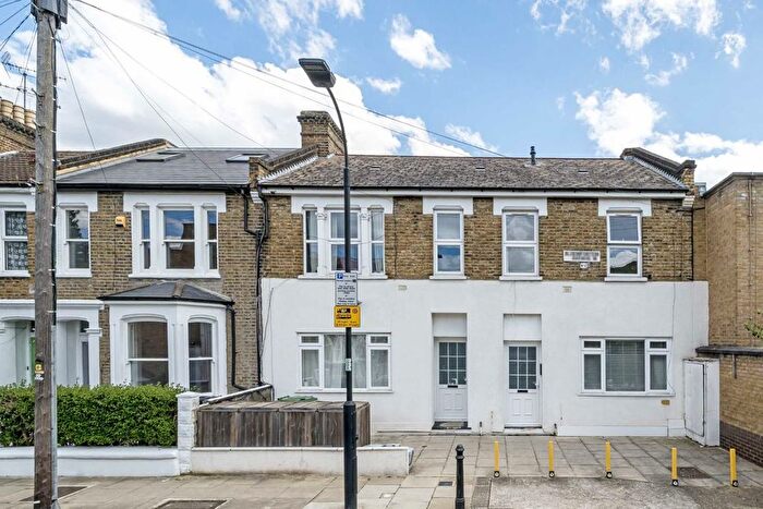 1 Bedroom Flat To Rent In Bloemfontein Avenue, Shepherds Bush, W12