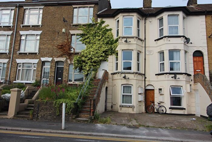 1 Bedroom Flat To Rent In Luton Road, Chatham, ME4