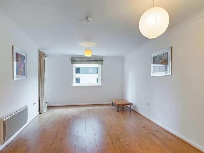 2 Bedroom Flat To Rent In Crown Heights, Alencon Link, Basingstoke, RG21
