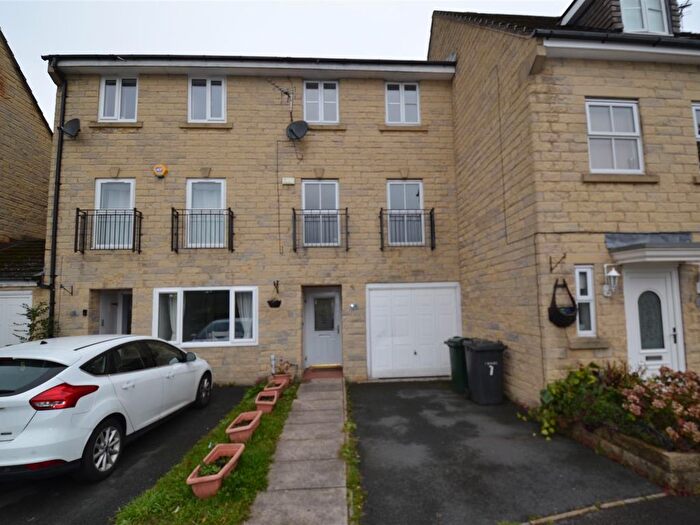 3 Bedroom Town House To Rent In Winscar Avenue, Bradford, BD6