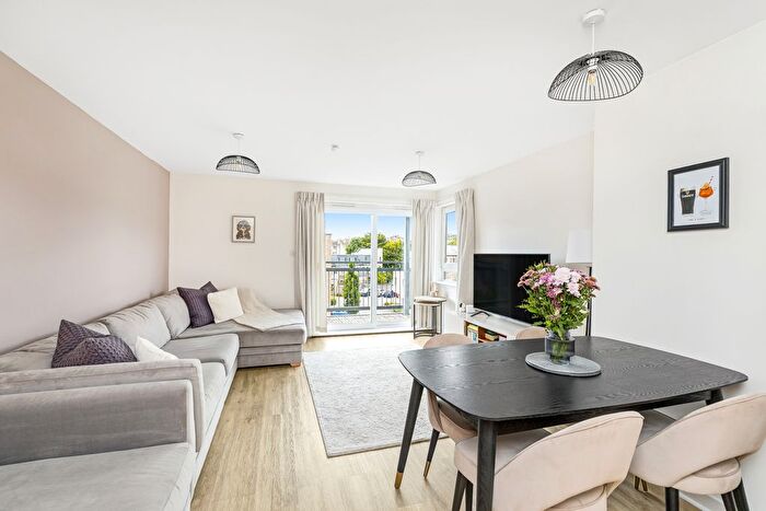 2 Bedroom Flat For Sale In / Albion Gardens, Easter Road, Edinburgh, EH7