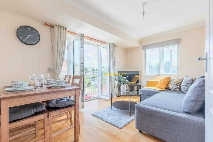 1 Bedroom Flat To Rent In Meadowbrook Close, Colnbrook, SL3