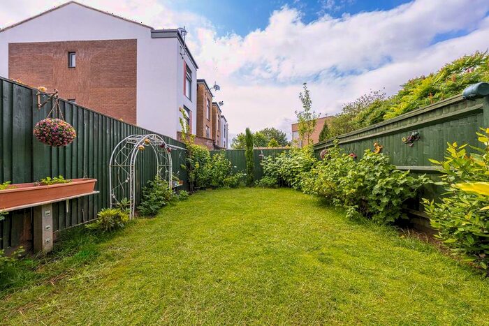 4 Bedroom Terraced House To Rent In Victoria Road, Barnet, London, EN4