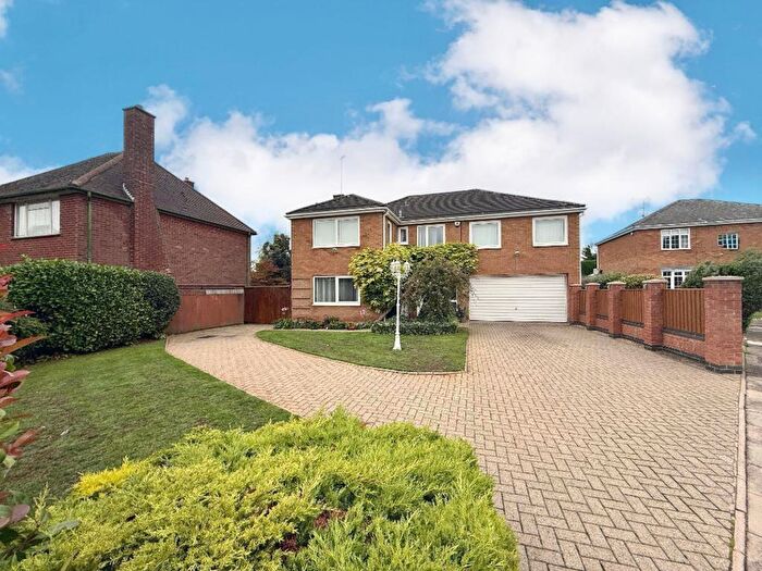 4 Bedroom Detached House For Sale In Blandford Avenue, Luton, LU2