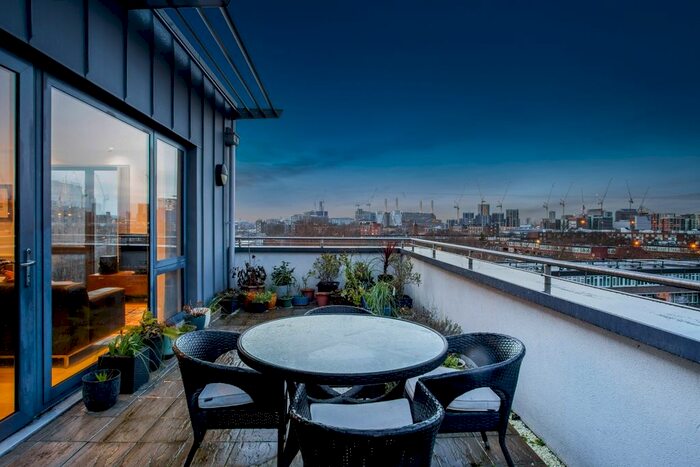 3 Bedroom Flat To Rent In Stewarts Road, London, SW8