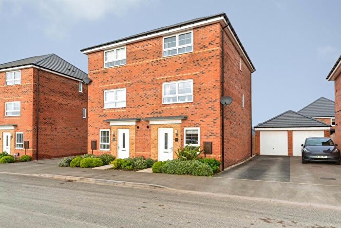 4 Bedroom Semi-Detached House For Sale In Hunters Road, Fernwood, Newark, NG24