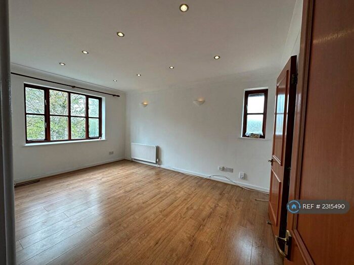 2 Bedroom Flat To Rent In Maybury Court, South Croydon, CR2