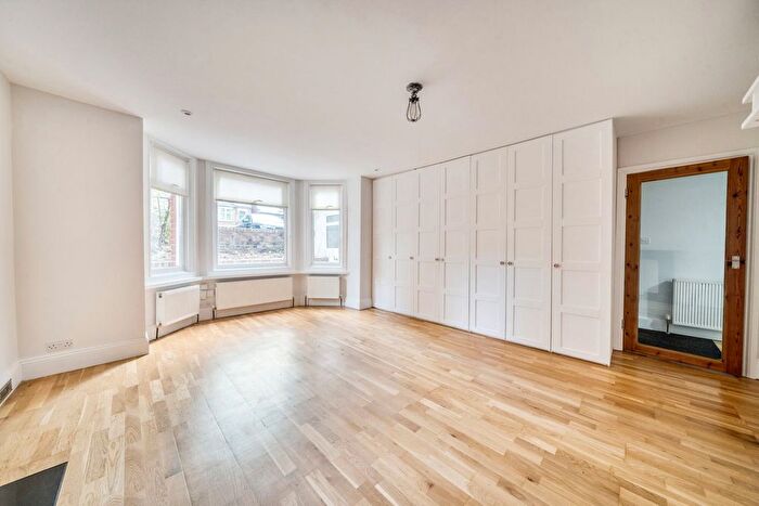 Studio To Rent In The Avenue, London, W13