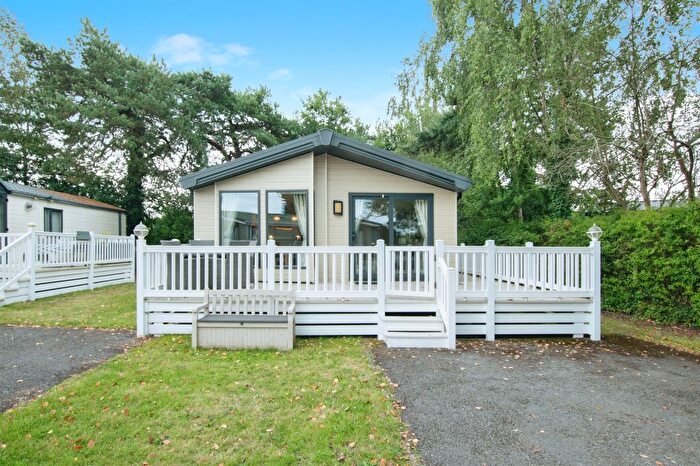 2 Bedroom Mobile/park Home For Sale In Oakdene Forest Park, St. Leonards, Ringwood, BH24
