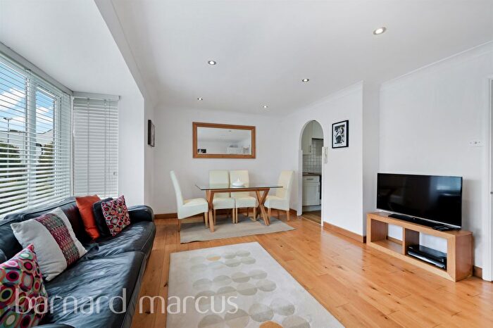 3 Bedroom Maisonette For Sale In Linwood Close, London, SE5
