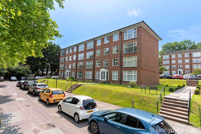 2 Bedroom Flat To Rent In Regency Court, Withdean Rise, Brighton, BN1