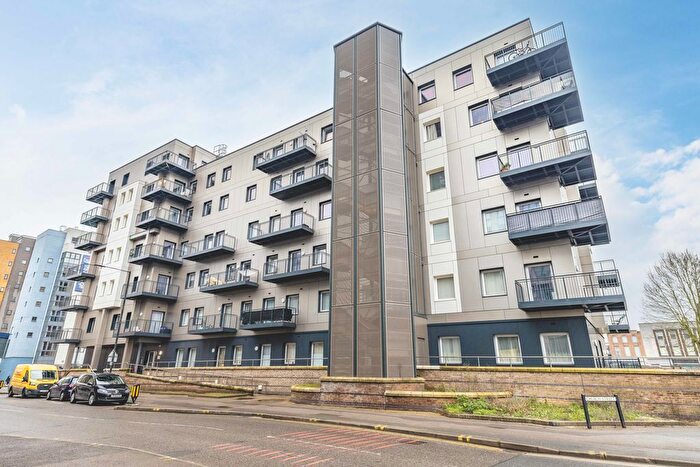 1 Bedroom Flat For Sale In Buckingham Gardens, Slough, SL1