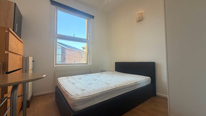 Studio To Rent In The Avenue, London, W13