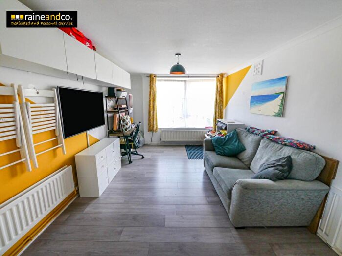 1 Bedroom Flat For Sale In Lothair Court, Hatfield, AL10