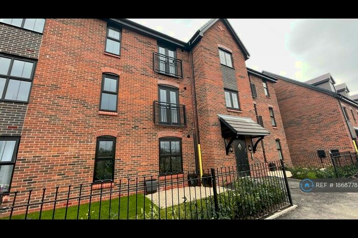 2 Bedroom Flat To Rent In Robertsons Way, Droylsden, Manchester, M43