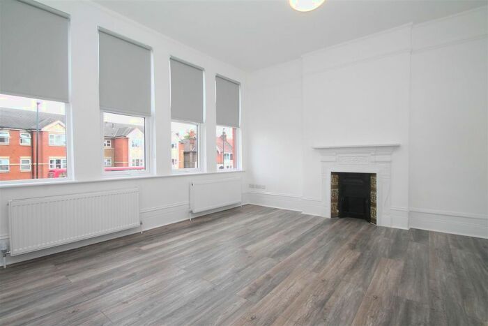 2 Bedroom Flat To Rent In Green Lanes, Palmers Green, London, N13