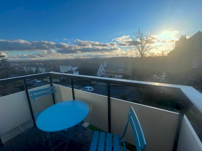 2 Bedroom Flat To Rent In Thornton Hill, London, SW19