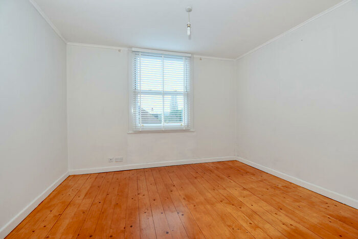 2 Bedroom Apartment To Rent In South Woodford, E18