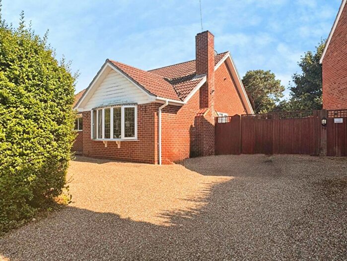 4 Bedroom Bungalow For Sale In Ives Close, Yateley, Hampshire, GU46