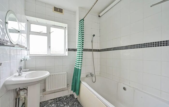 3 Bedroom Flat To Rent In Gap Road, London, SW19
