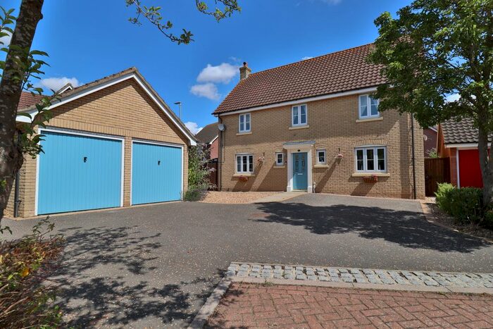 4 Bedroom Detached House For Sale In Holmes Close, Long Stratton, Norwich, NR15