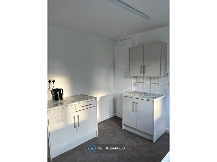 2 Bedroom Semi-Detached House To Rent In The Circle, Nuneaton, CV10