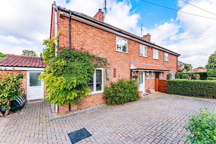 3 Bedroom Semi-Detached House For Sale In Folland Court, Bawdeswell, NR20