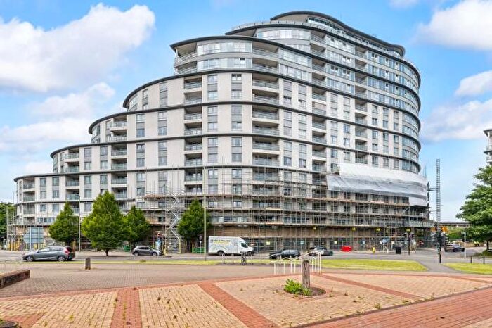 2 Bedroom Flat To Rent In Station Approach, Woking, GU22