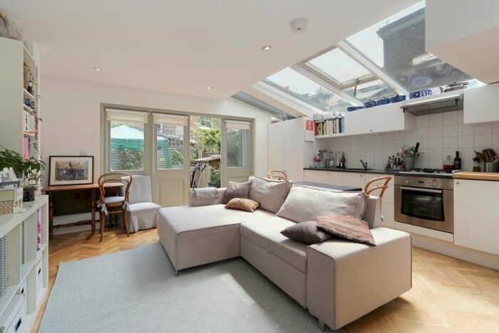 2 Bedroom Flat To Rent In Clifton Avenue, Shepherds Bush, London, W12