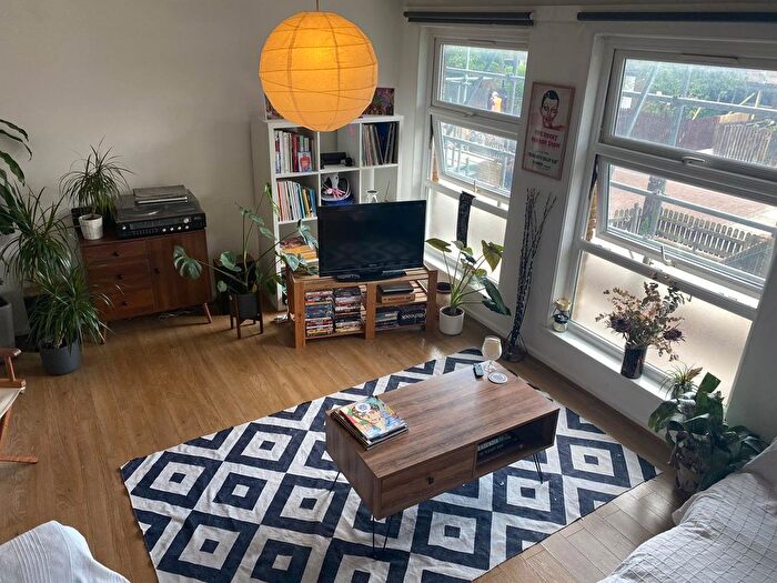 3 Bedroom Flat To Rent In Broke Walk, London, E8