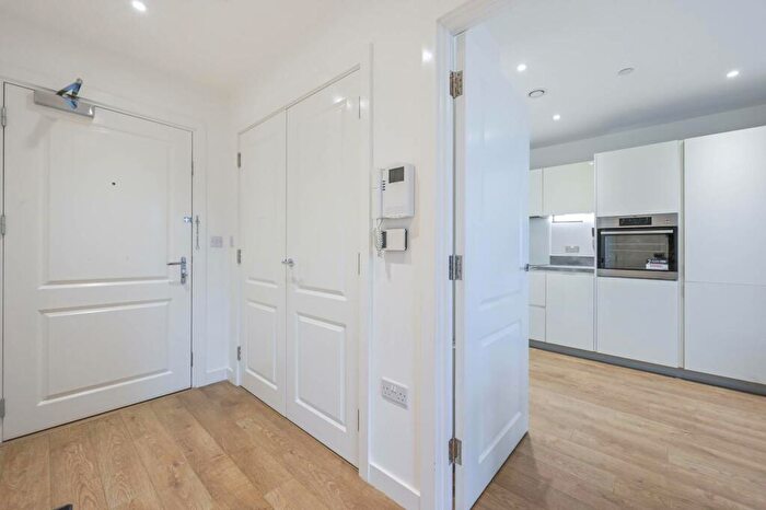 1 Bedroom Flat To Rent In Madeira Street, , Bow, London, E14