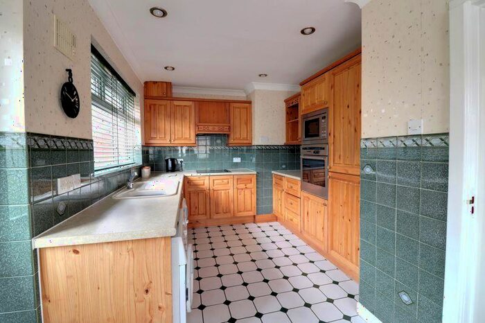 3 Bedroom Bungalow For Sale In Clevedon Avenue, Hillcroft Park, Stafford, ST17