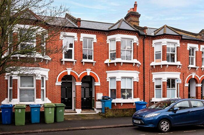 3 Bedroom Flat To Rent In Kinsale Road, Peckham Rye, London, SE15