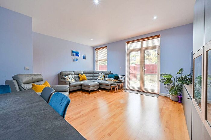 2 Bedroom Flat To Rent In Grange Park, Ealing, London, W5