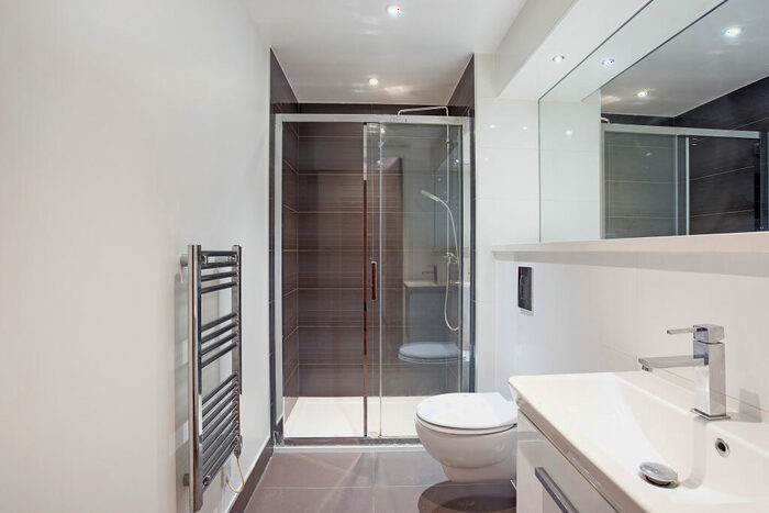 2 Bedroom Flat For Sale In Flower Lane, London, NW7