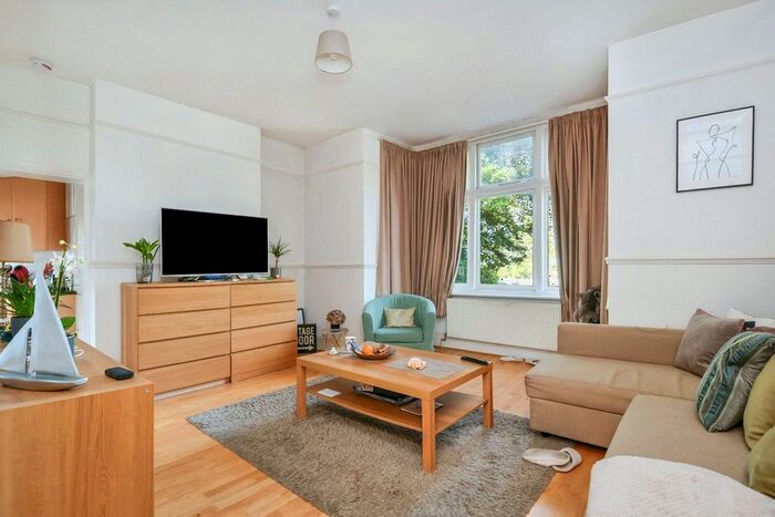 1 Bedroom Flat To Rent In Streatham Common South, London, SW16
